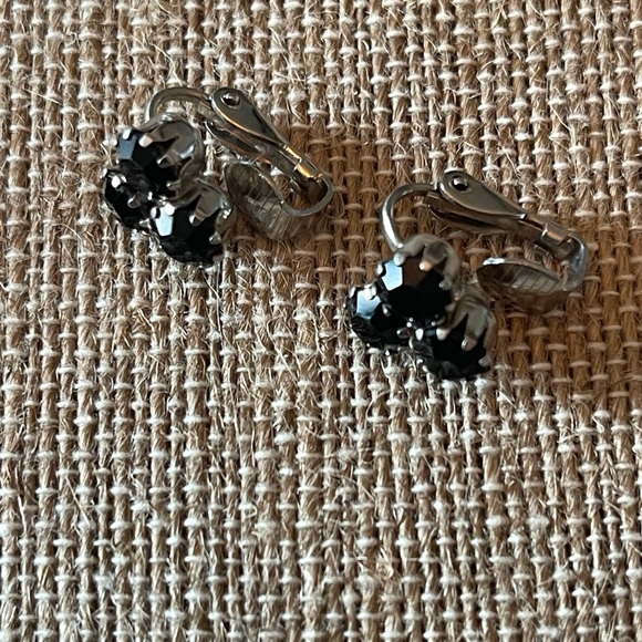 Vtg Black round silver prong set clip on earrings - Picture 3 of 4